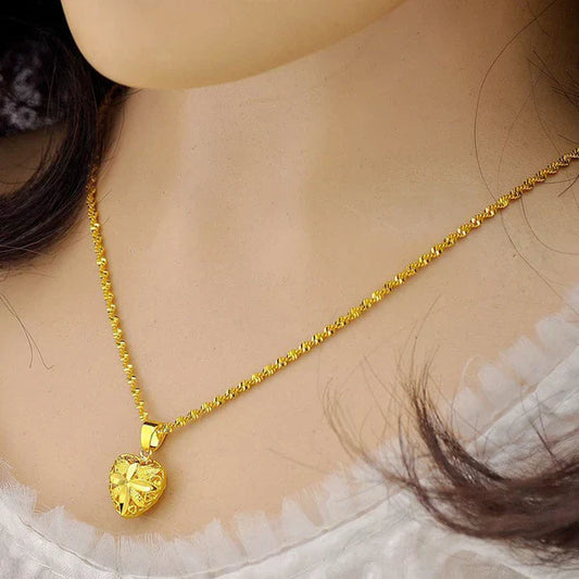 Gold Aura Heart Necklace (عقد قلب الهالة الذهبية)