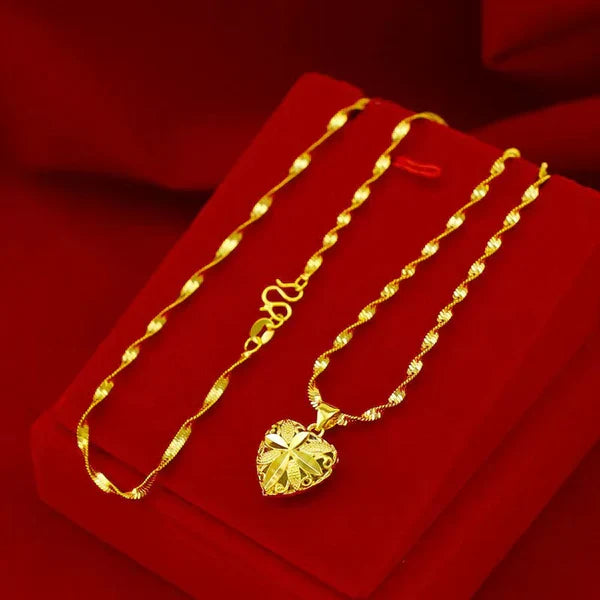 Gold Aura Heart Necklace (عقد قلب الهالة الذهبية)