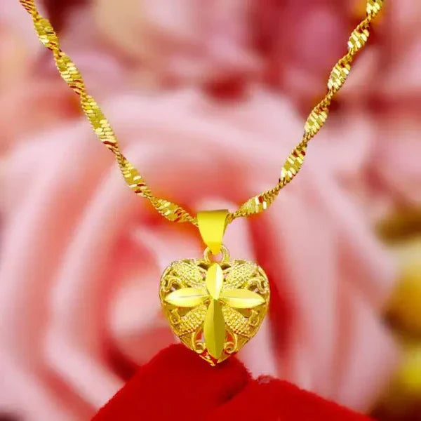 Gold Aura Heart Necklace (عقد قلب الهالة الذهبية)