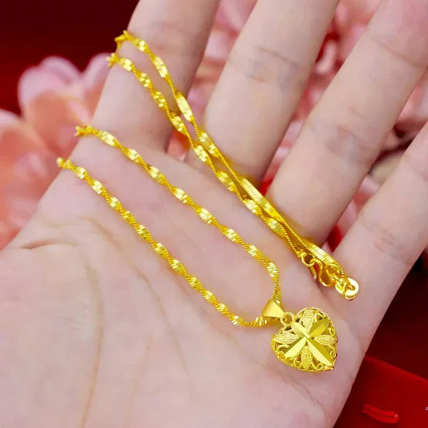 Gold Aura Heart Necklace (عقد قلب الهالة الذهبية)
